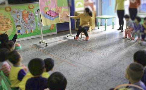 幼儿园小班体育爬爬乐教案