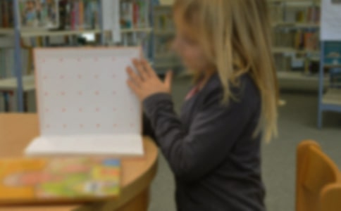 幼儿园小班美术活动《彩色小点跳起来》教案